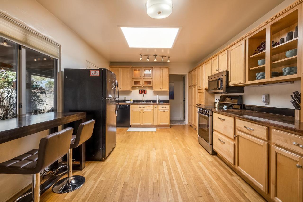 Nob Hill With Private Yard! Holiday home