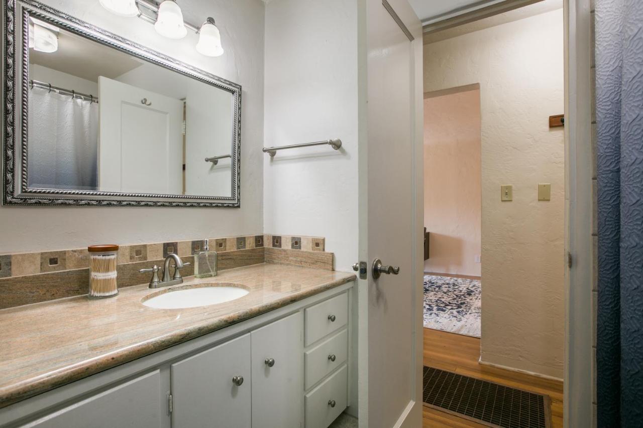 Nob Hill With Private Yard! Holiday home